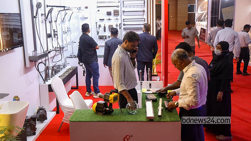 ‘বিশ্ব বসতি দিবস’ উপলক্ষে বাংলাদেশ-চীন মৈত্রী সম্মেলন কেন্দ্রে আবাসন মেলার একটি স্টলে টেকসই নগর ও গৃহায়নের বিভিন্ন নকশা ও মডেল দেখছেন দর্শনার্থীরা। ছবি: শামছুল হক রিপন