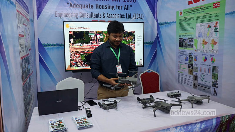 ‘বিশ্ব বসতি দিবস’ উপলক্ষে বাংলাদেশ-চীন মৈত্রী সম্মেলন কেন্দ্রে আবাসন মেলায় আধুনিক প্রযুক্তির ড্রোন প্রদর্শন করা হচ্ছে। নগর পরিকল্পনা ও ডিজিটাল ম্যাপ তৈরিতে ড্রোনের ব্যবহার সম্পর্কে দর্শনার্থীদের ধারণা দেওয়া হচ্ছে একটি স্টল। ছবি: শামছুল হক রিপন