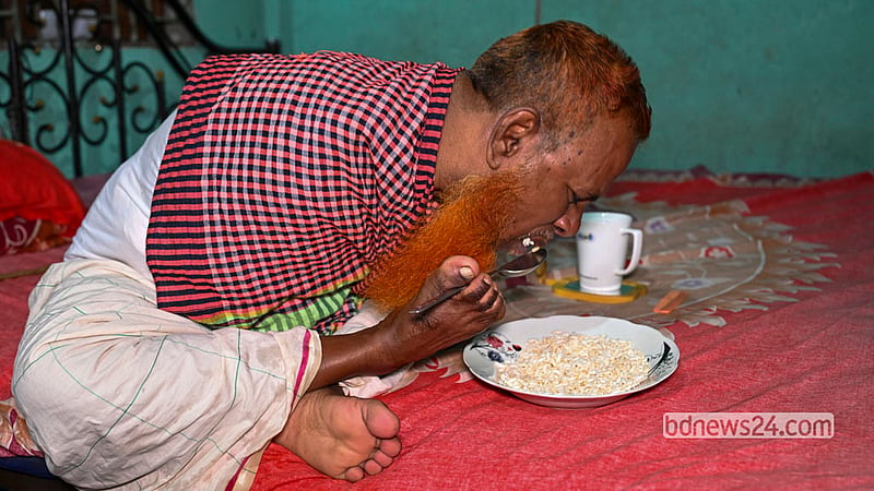 পড়াশোনার প্রতি দুখু মিয়ার আগ্রহ দেখে শৈশবে তাকে ভর্তির জন্য মাদ্রাসায় নিয়ে গিয়েছিলেন বাবা। পা দিয়ে আরবি বই ধরা বারণ—এমন যুক্তি দিয়ে তাকে সেখানে ভর্তি নেননি শিক্ষকরা। বাধ্য হয়ে বাবা দুখুকে ভর্তি করান সাধারণ স্কুলে।ছবি: মুস্তাফিজ মামুন