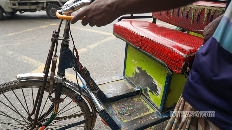জাতীয় প্রেস ক্লাবের সামনে ঢাকা মহানগর ব্যাটারিচালিত রিকশা-ইজিবাইক মালিক-শ্রমিক ঐক্য পরিষদের বিক্ষোভ কর্মসূচি চলাকালে তাতে সংহতি প্রকাশ না করা চালকদের রিকশার তার ছিঁড়ে দেন আন্দোলনকারীরা। ছবি: শামছুল হক রিপন