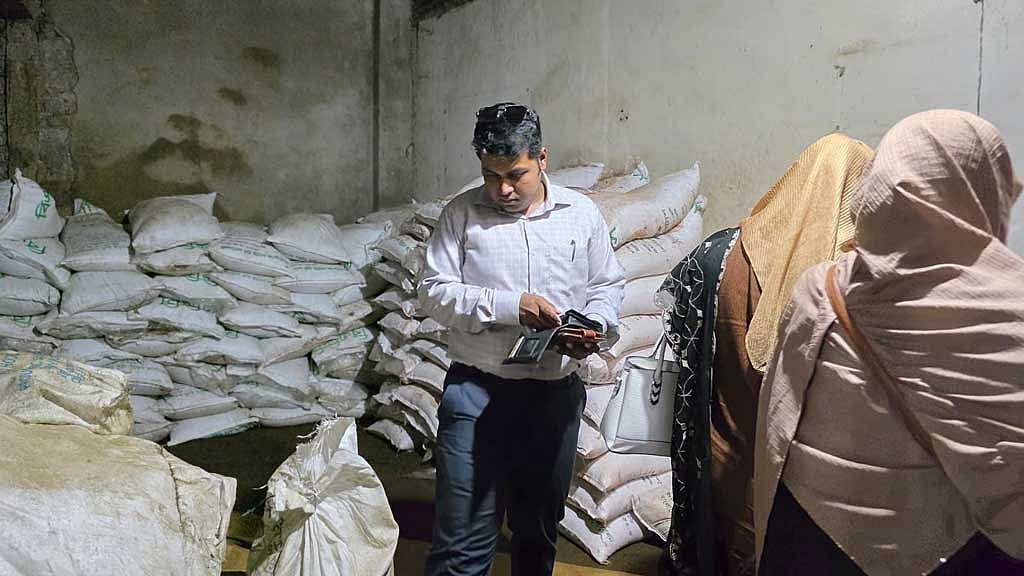 চাক্তাইয়ের ৮ গুদামে মিলল ‘অবৈধ’ মজুত ১৮০০ বস্তা সার