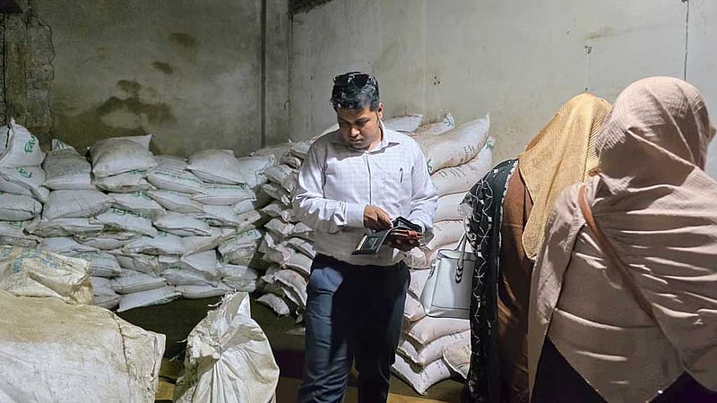 চাক্তাইয়ের ৮ গুদামে মিলল ‘অবৈধ’ মজুত ১৮০০ বস্তা সার