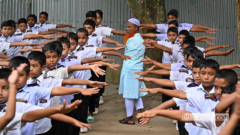 দুখু মিয়া ২০০৭ সালে পৈতৃক সম্পত্তিতে গড়েন ‘প্রতিভা দুখু মিয়া কিন্ডারগার্টেন’। পরিবারের ভরণপোষণের জন্য তিনি এ স্কুল গড়লেও দ্রুতই তা কোমলমতি শিশুদের মনন বিকাশের অনন্য প্রতিষ্ঠানে রূপ নেয়।&amp;nbsp;ছবি: মুস্তাফিজ মামুন