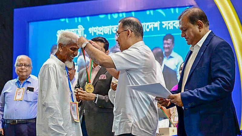 ‘বিশ্ব শিক্ষক দিবস’ উপলক্ষে সোমবার রাজধানীর ওসমানী স্মৃতি মিলনায়তনে ১০২ শিক্ষককে ‘গুণী শিক্ষক সম্মাননা’ দিয়েছেন প্রধানমন্ত্রী তারেক রহমান।