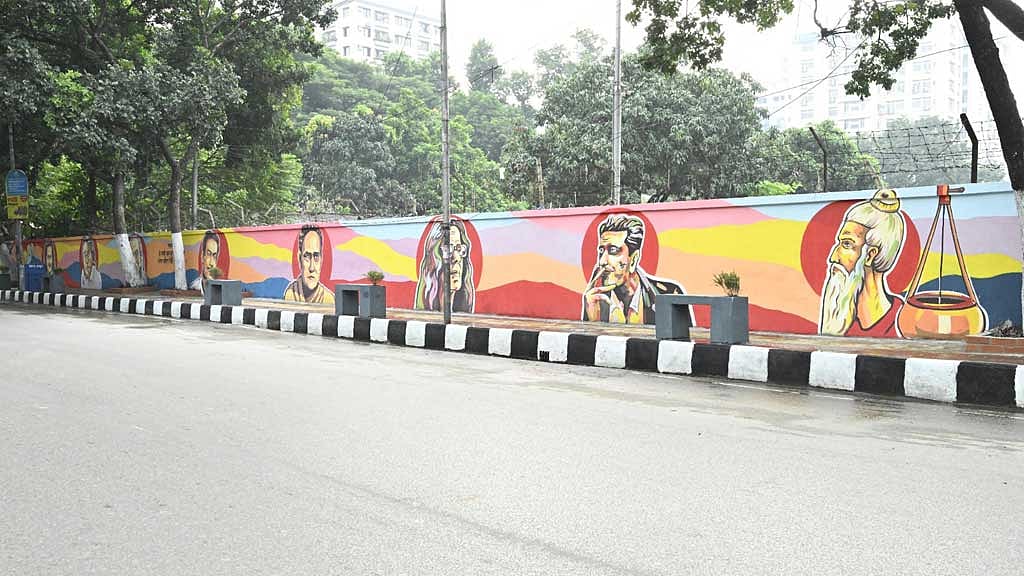 সেগুনবাগিচায় দখলমুক্ত ফুটপাতের দেয়ালে শোভা পাচ্ছে ১০ গুণীর গ্রাফিতি
