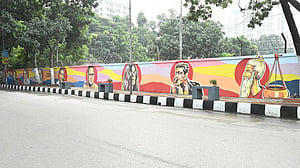 সেগুনবাগিচায় দখলমুক্ত ফুটপাতের দেয়ালে শোভা পাচ্ছে ১০ গুণীর গ্রাফিতি