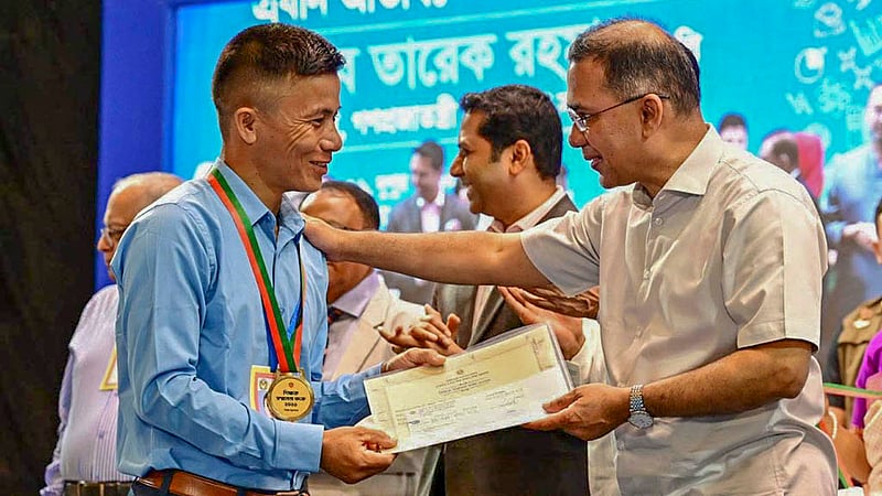 ‘বিশ্ব শিক্ষক দিবস’ উপলক্ষে ‘গুণী শিক্ষক সম্মাননা’ দিয়েছেন প্রধানমন্ত্রী তারেক রহমান।&amp;nbsp; ছবি: পিএমও