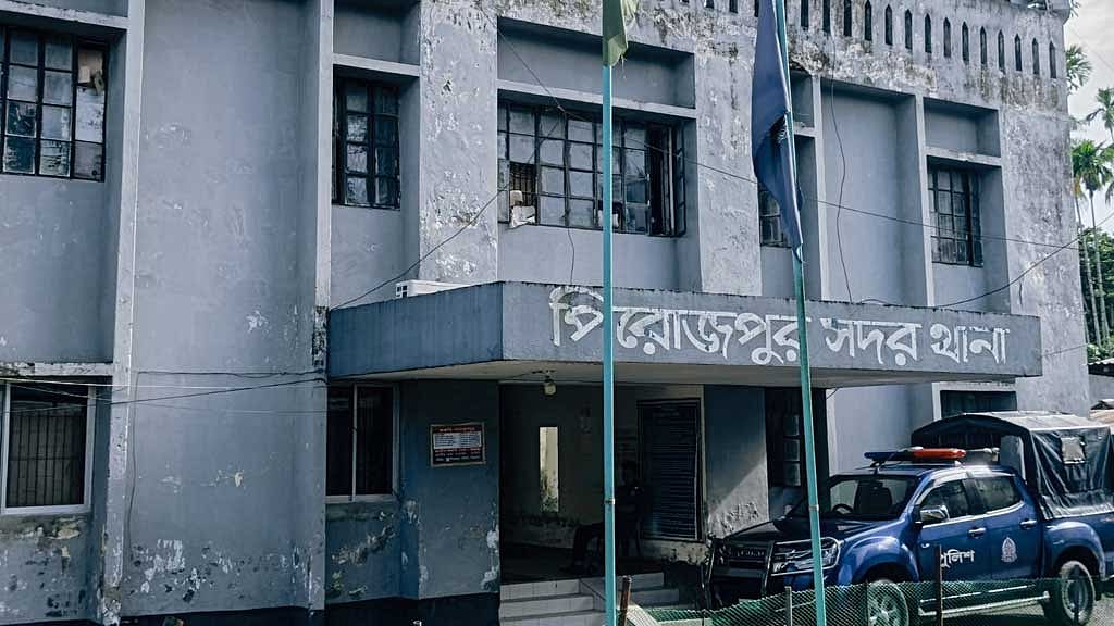 পিরোজপুরে সেতুর লোহার পাইপ চুরির সময় বিএনপি নেতাসহ আটক ৯
