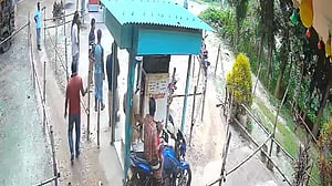 পাবনায় পেট্রোল পাম্পে কথা-কাটাকাটির জেরে সংঘর্ষে আহত ৩