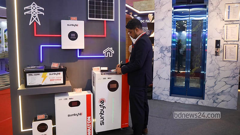 ‘বিশ্ব বসতি দিবস’ উপলক্ষে বাংলাদেশ-চীন মৈত্রী সম্মেলন কেন্দ্রে আবাসন মেলার একটি স্টলে টেকসই নগর ও গৃহায়নের বিভিন্ন নকশা ও মডেল দেখছেন দর্শনার্থীরা। ছবি: শামছুল হক রিপন