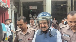 দুর্নীতির মামলায় শাজাহান খান ও ছেলে আসিবুরকে গ্রেপ্তার দেখানো হলো