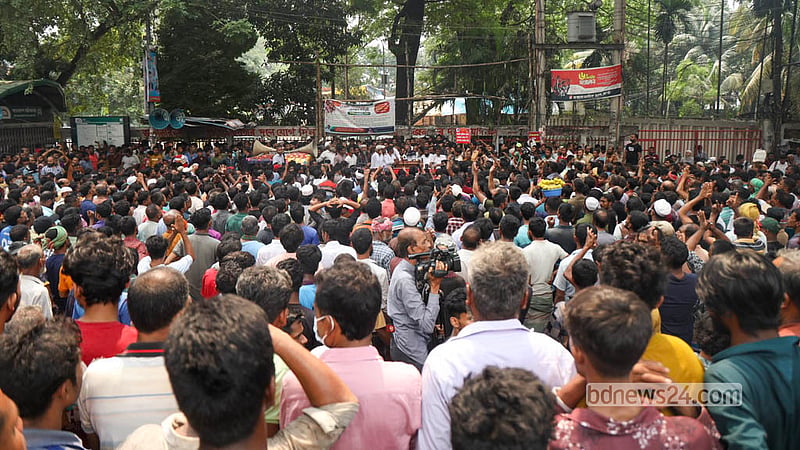 পুলিশি হয়রানি বন্ধ ও রিকশা চলাচলের অনুমতিসহ বিভিন্ন দাবিতে সোমবার জাতীয় প্রেস ক্লাবের সামনে ঢাকা মহানগর ব্যাটারিচালিত রিকশা-ইজিবাইক মালিক-শ্রমিক ঐক্য পরিষদের বিক্ষোভ সমাবেশ। ছবি: শামছুল হক রিপন
