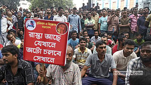 ‘হয়রানি’ বন্ধের দাবিতে প্রেস ক্লাবের সামনে ব্যাটারি রিকশার চালকদের বিক্ষোভ