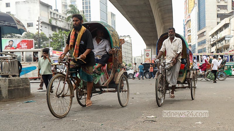 ব্যাটারিচালিত রিকশাচালকদের আন্দোলনের কারণে সোমবার ঢাকার তোপখানা সড়কে প্যাডেল চালিত রিকশার আধিক্য দেখা যায়। ছবি: শামছুল হক রিপন