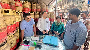 এলপিজি-পণ্যবাজারে অভিযান, ৪২ জেলায় ১১৯ প্রতিষ্ঠানকে অর্থদণ্ড