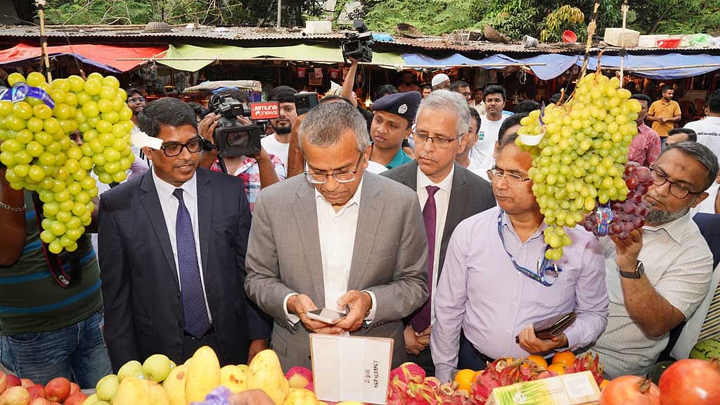 মতিঝিলে কাঁচাবাজারে বাংলা কিউআরের প্রচারে গভর্নর