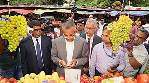 মতিঝিলে কাঁচাবাজারে বাংলা কিউআরের প্রচারে গভর্নর