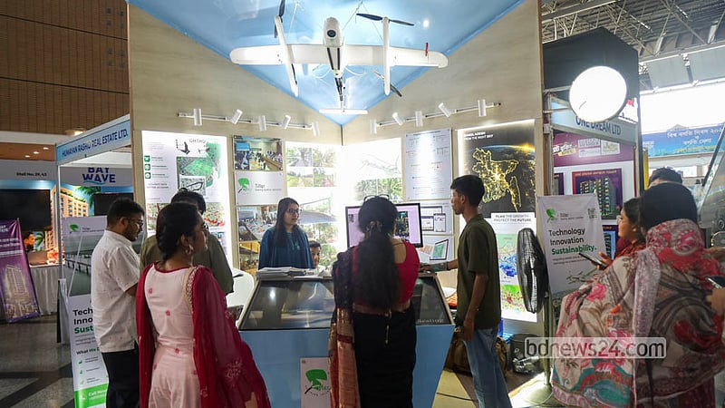 ‘বিশ্ব বসতি দিবস’ উপলক্ষে বাংলাদেশ-চীন মৈত্রী সম্মেলন কেন্দ্রে শুরু হওয়া আবাসন মেলায় দর্শনার্থীদের ভিড়। ছবি: শামছুল হক রিপন
