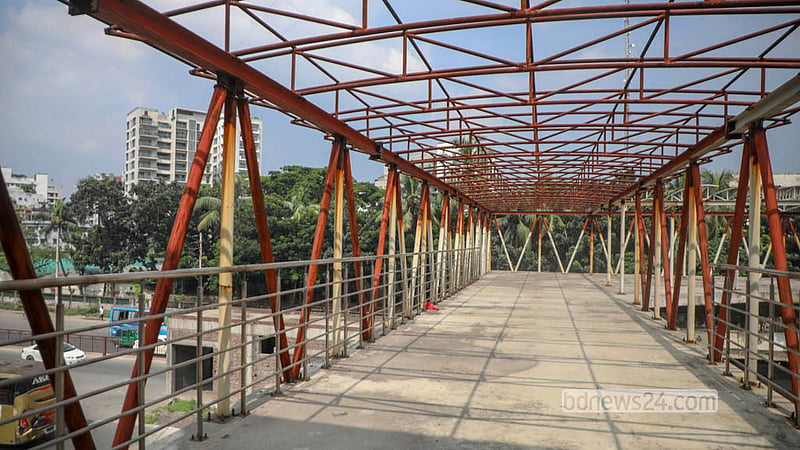 বাস র‍্যাপিড ট্রানজিট (বিআরটি) প্রকল্পের আওতায় উত্তরা ১ নম্বর সেক্টরের সামনে ফুটব্রিজ নির্মাণকাজ থেমে আছে দীর্ঘদিন ধরে।&amp;nbsp; ছবি: আব্দুল্লাহ আল মমীন