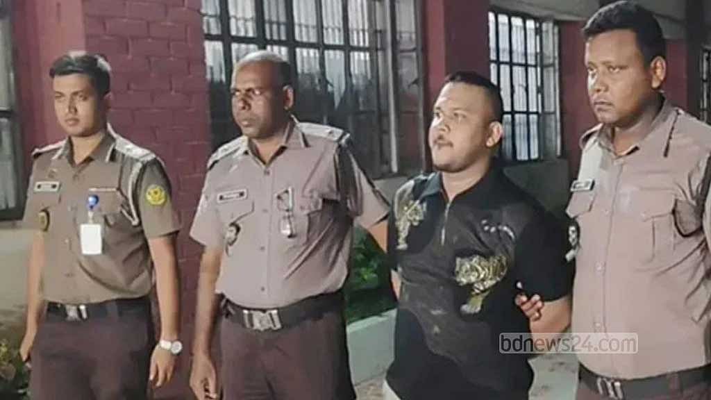 প্রিজন ভ্যানের তালা খুলে ‘পিচ্চি রাজা’কে প্রাইভেট কারে তুলে দেন এসআই প্রবীর