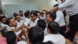 নারায়ণগঞ্জে বিএনপির দুপক্ষের আইনজীবীদের মধ্যে হাতাহাতি