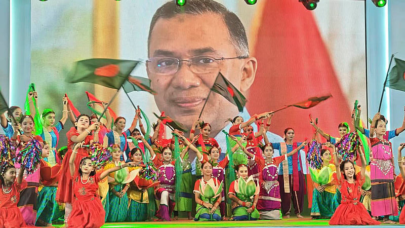 বাংলাদেশ শিশু একাডেমির সুবর্ণজয়ন্তীর অনুষ্ঠানে শিশুদের সাংস্কৃতিক পরিবেশনা দেখেন প্রধানমন্ত্রী তারেক রহমান ও তার সহধর্মিণী জুবাইদা রহমান।&amp;nbsp; ছবি: পিএমও