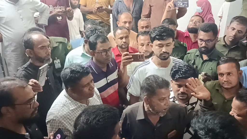 চাটখিল হাসপাতালে শিশুর মৃত্যুর পর ভাঙচুর, তদন্ত কমিটি গঠন