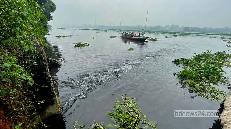 রাজধানীর শ্যামপুর এলাকায় বিভিন্ন কারখানার রাসায়নিক মিশ্রিত বর্জ্য সরাসরি ফেলা হচ্ছে নদীতে। তাতে নদীর পানি ভয়াবহ দূষণের শিকার হচ্ছে, ছড়াচ্ছে দুর্গন্ধ। ছবি: শামছুল হক রিপন