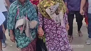 নাটোরে ৩ নারীকে জুতার মালা পরিয়ে নির্যাতনের ভিডিও ভাইরাল, ‘যুবদল কর্মীর’ বিরুদ্ধে অভিযোগ