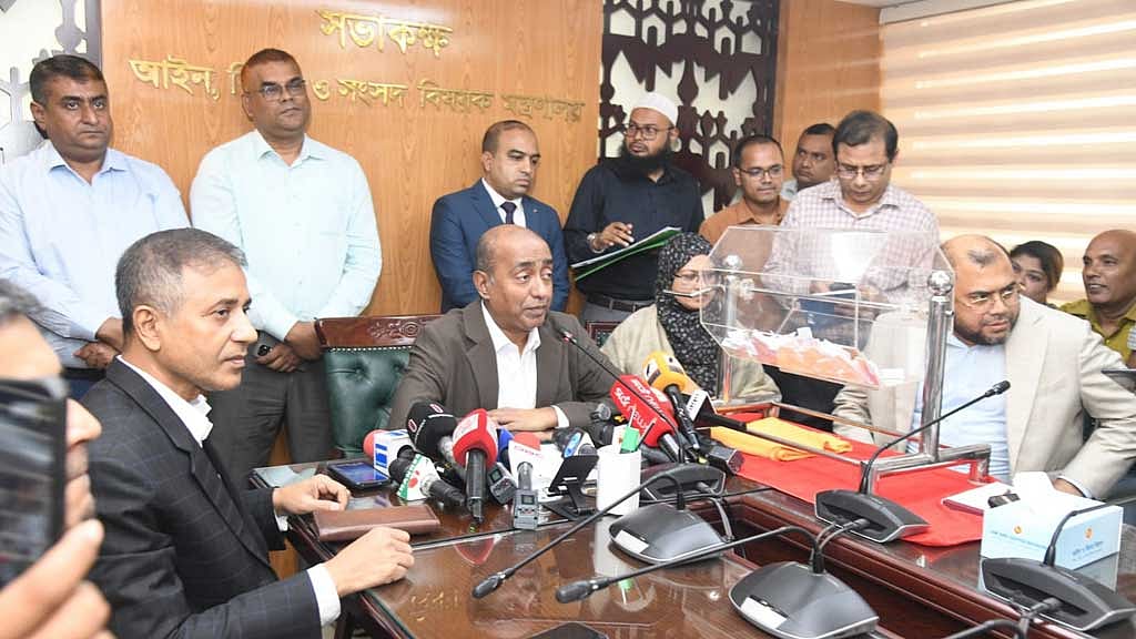 লটারিতে ঢাকায় ১৮ সাব-রেজিস্ট্রার