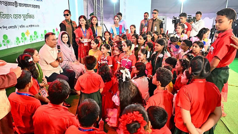 বাংলাদেশ শিশু একাডেমির সুবর্ণজয়ন্তী উদযাপনের অনুষ্ঠানে শিশুদের সঙ্গে প্রধানমন্ত্রী তারেক রহমান ও তার সহধর্মিণী জুবাইদা রহমান।&amp;nbsp; ছবি: পিএমও