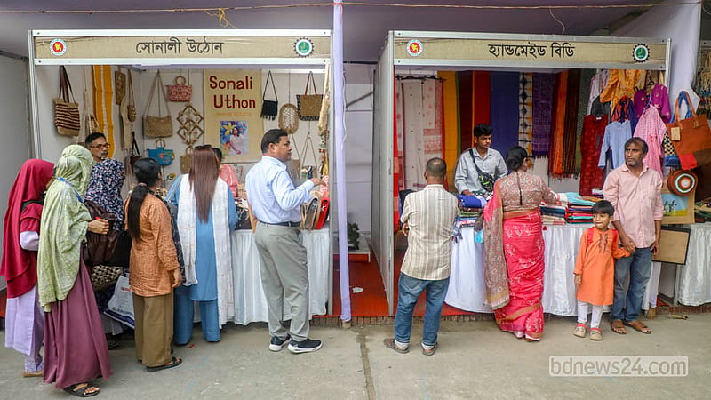 ঢাকার তেজগাঁওয়ে জেডিপিসি সেন্টারে মঙ্গলবার পাটপণ্য মেলা ঘুরে দেখেন দর্শনার্থীরা। &amp;nbsp;ছবি: আব্দুল্লাহ আল মমীন