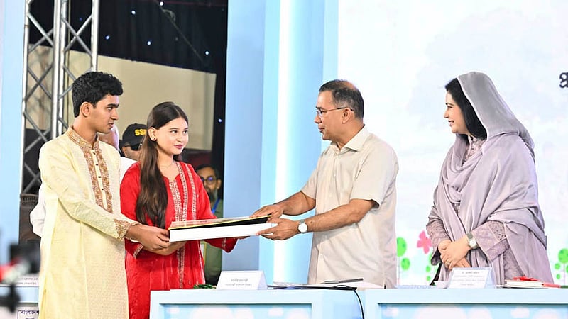 বাংলাদেশ শিশু একাডেমির সুবর্ণজয়ন্তী উদযাপনের অনুষ্ঠানে প্রধানমন্ত্রী তারেক রহমানের সঙ্গে ছিলেন তার সহধর্মিণী জুবাইদা রহমান।&amp;nbsp; ছবি: পিএমও