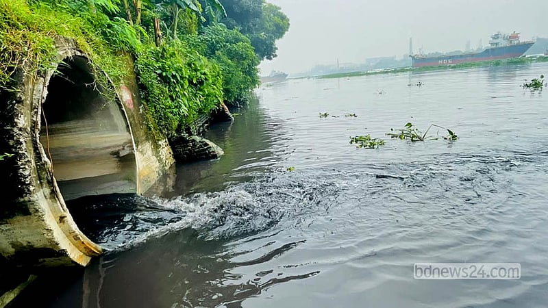 রাজধানীর শ্যামপুর এলাকায় বিভিন্ন কারখানার রাসায়নিক মিশ্রিত বর্জ্য সরাসরি ফেলা হচ্ছে নদীতে। তাতে নদীর পানি ভয়াবহ দূষণের শিকার হচ্ছে, ছড়াচ্ছে দুর্গন্ধ। ছবি: শামছুল হক রিপন