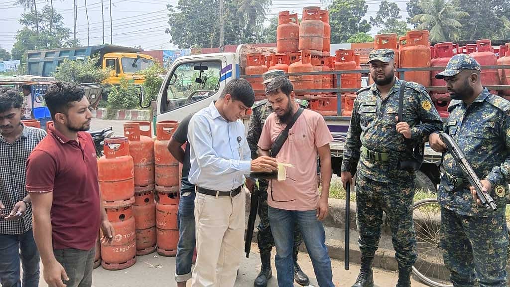 এলপিজি ও পণ্যবাজারে অভিযান, আরও ৯৫ প্রতিষ্ঠানকে অর্থদণ্ড