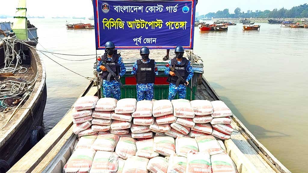 মিয়ানমারে ‘পাচারের চেষ্টা’, কর্ণফুলীতে সিমেন্টসহ কার্গো বোট আটক