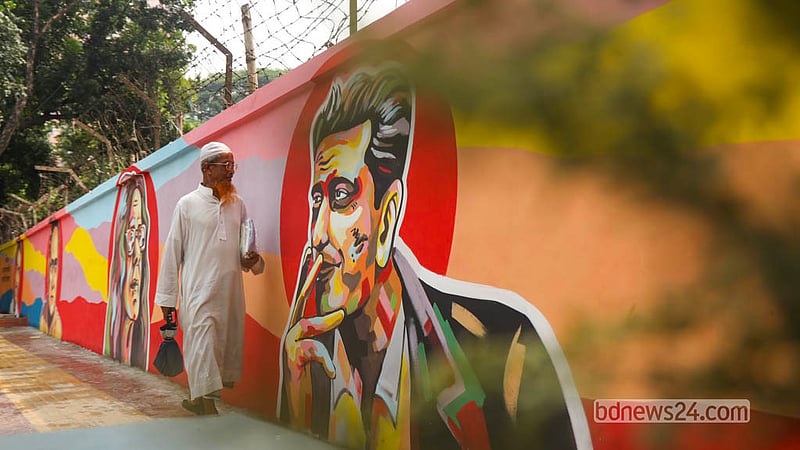 ঢাকার সেগুনবাগিচায় ফুটপাত দখলমুক্ত করে দেয়ালে আঁকা হয়েছে গুণীদের প্রতিকৃতি। ছবি: শামছুল হক রিপন