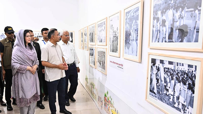 বাংলাদেশ শিশু একাডেমির সুবর্ণজয়ন্তীর অনুষ্ঠানে প্রধানমন্ত্রী তারেক রহমান ও তার সহধর্মিণী জুবাইদা রহমান শিশু জাদুঘর ভবনে শিশুদের আঁকা ছবি নিয়ে আয়োজিত প্রদর্শনী ঘুরে দেখেন।&amp;nbsp;&amp;nbsp; ছবি: পিএমও