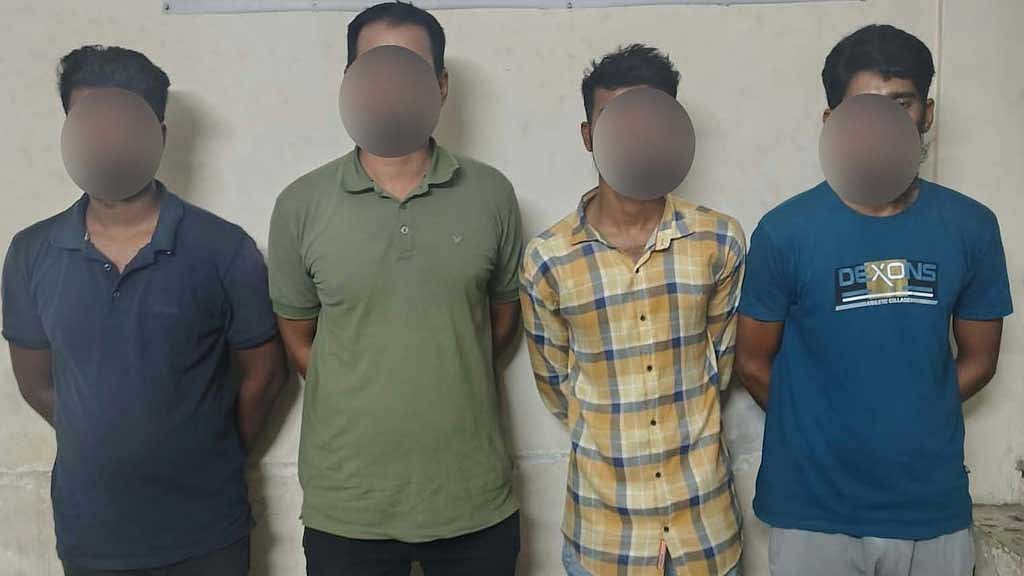 ‘পুলিশ পরিচয়ে’ চাঁদা চেয়ে পুলিশের হাতে ধরা ৪ জন