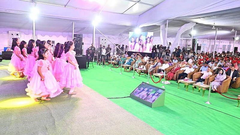 বাংলাদেশ শিশু একাডেমির সুবর্ণজয়ন্তীর অনুষ্ঠানে শিশুদের সাংস্কৃতিক পরিবেশনা দেখেন প্রধানমন্ত্রী তারেক রহমান ও তার সহধর্মিণী জুবাইদা রহমান।&amp;nbsp; ছবি: পিএমও