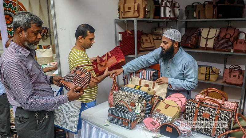 ঢাকার তেজগাঁওয়ে পাটপণ্য মেলায় পাটের তৈরি নানা পণ্য ঘুরে দেখছেন বিভিন্ন বয়সের মানুষ। পছন্দ হলে কিনছেনও।&amp;nbsp; ছবি: আব্দুল্লাহ আল মমীন
