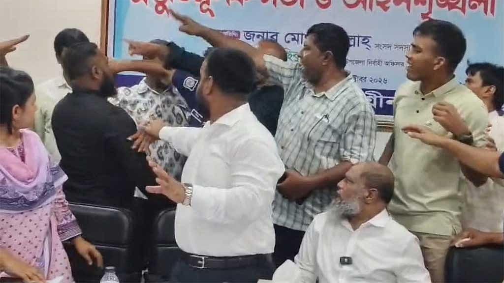 মুন্সীগঞ্জে পূজার প্রস্তুতি সভায় বিএনপি-জামায়াত নেতাকর্মীর হাতাহাতি