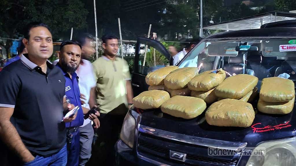 পুলিশের ধাওয়ায় মাইক্রোবাস রেখে পালালেন চালক-আরোহী, মিলল ৩০ কেজি গাঁজা