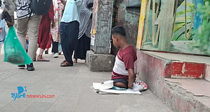শৈশব কাটছে ভিক্ষা করে