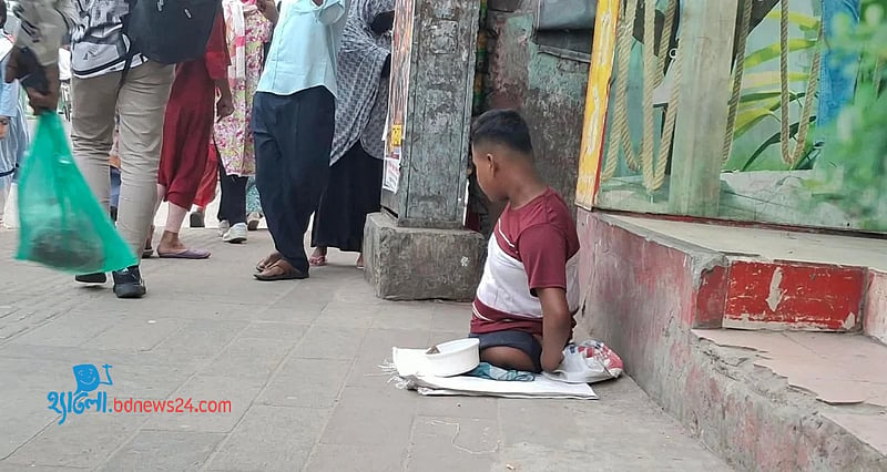 শৈশব কাটছে ভিক্ষা করে