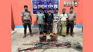 যমুনা নদীতে বৈদ্যুতিক শক দিয়ে মাছ শিকার, গ্রেপ্তার ৫