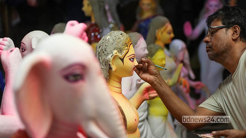 পুরান ঢাকা বাংলাবাজারে জমিদার বাড়ি পূজামণ্ডপে পূজা ঘনিয়ে আসায় দিনরাত এক করে কাজ করছেন প্রতিমাশিল্পীরা। ছবি: শামছুল হক রিপন