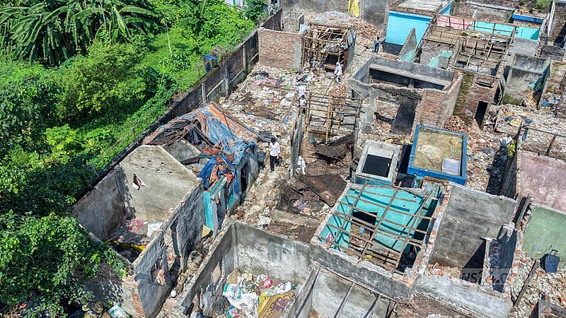 ঢাকার ফরিদাবাদের বাংলাদেশ ব্যাংক কলোনি এলাকায় সরকারি জমি দখল করে গড়ে ওঠে অবৈধ স্থাপনা।