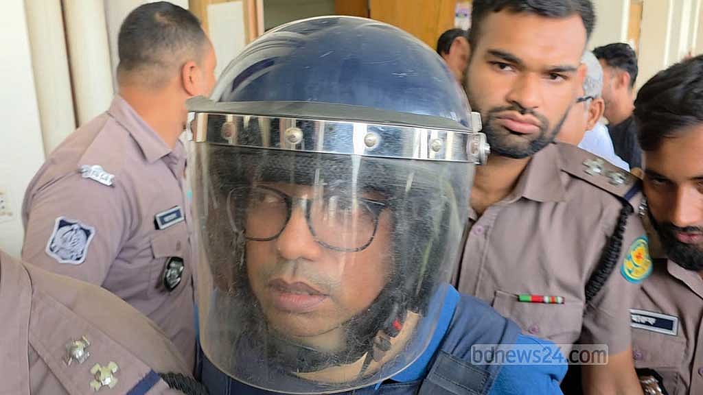 ছয়তলায় হেঁটে ওঠানোয় ক্ষোভ পলকের, হাতকড়া সামনে পরানোর আর্জি