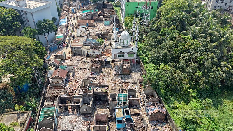 ফরিদাবাদ বাংলাদেশ ব্যাংক কলোনি এলাকায় সরকারি জমিতে মসজিদ ছাড়া সব অবৈধ স্থাপনা উচ্ছেদ করছে ঢাকা দক্ষিণ সিটি করপোরেশন।